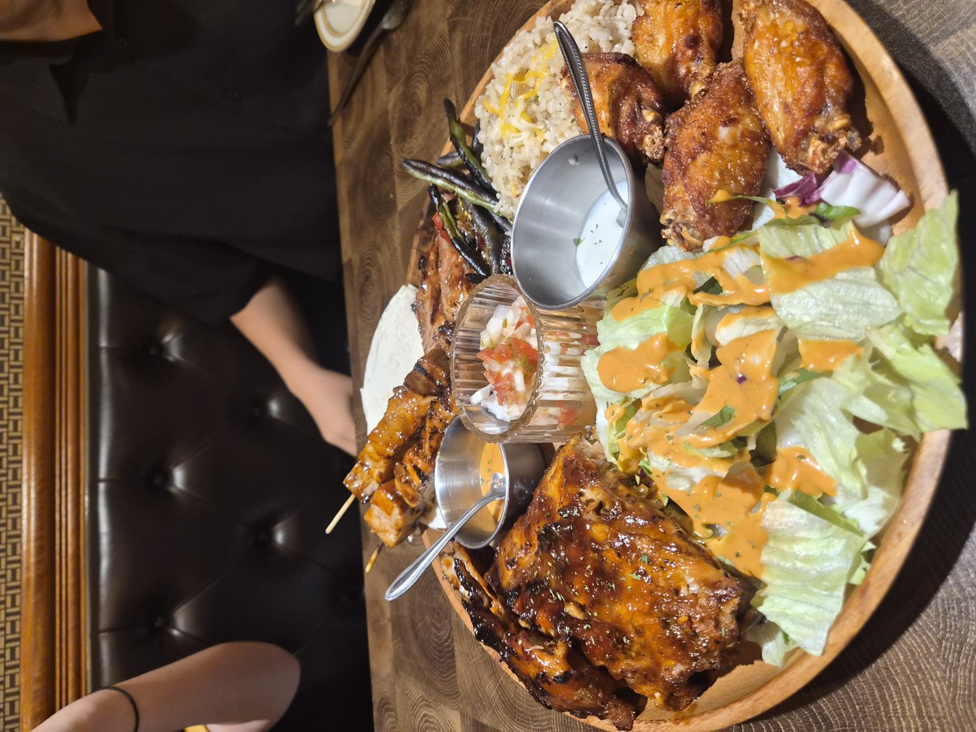 러스틱스모크하우스 BBQ 플래터 전체 구성 - 베이비백립, 치킨윙, 꼬치, 필라프, 샐러드