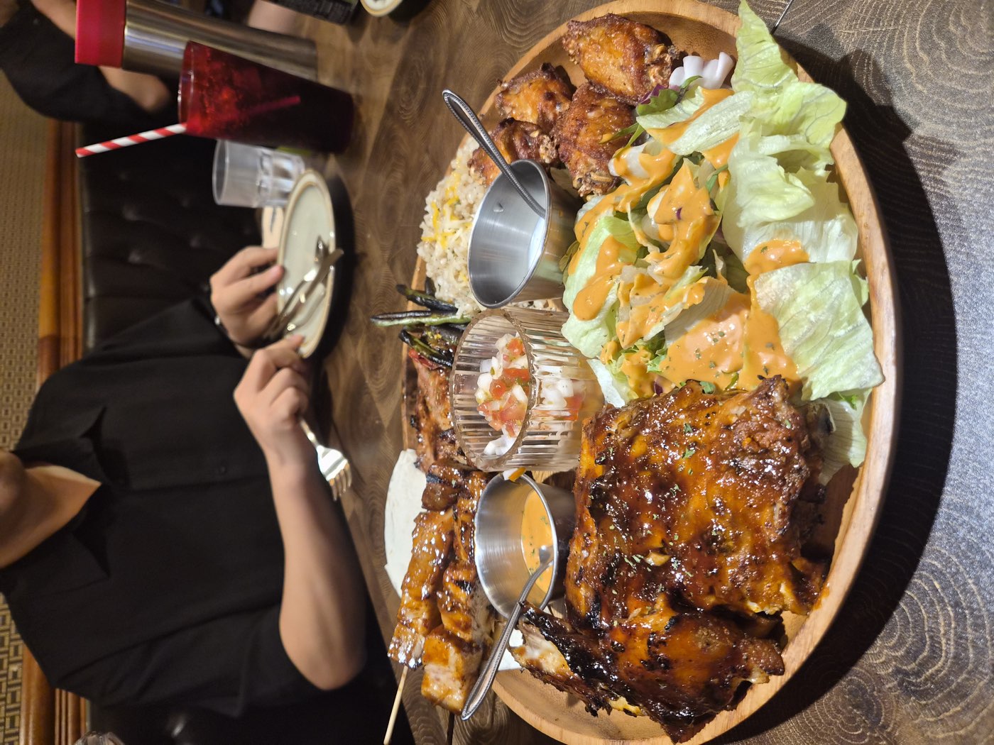 러스틱스모크하우스 BBQ 플래터와 세 가지 소스