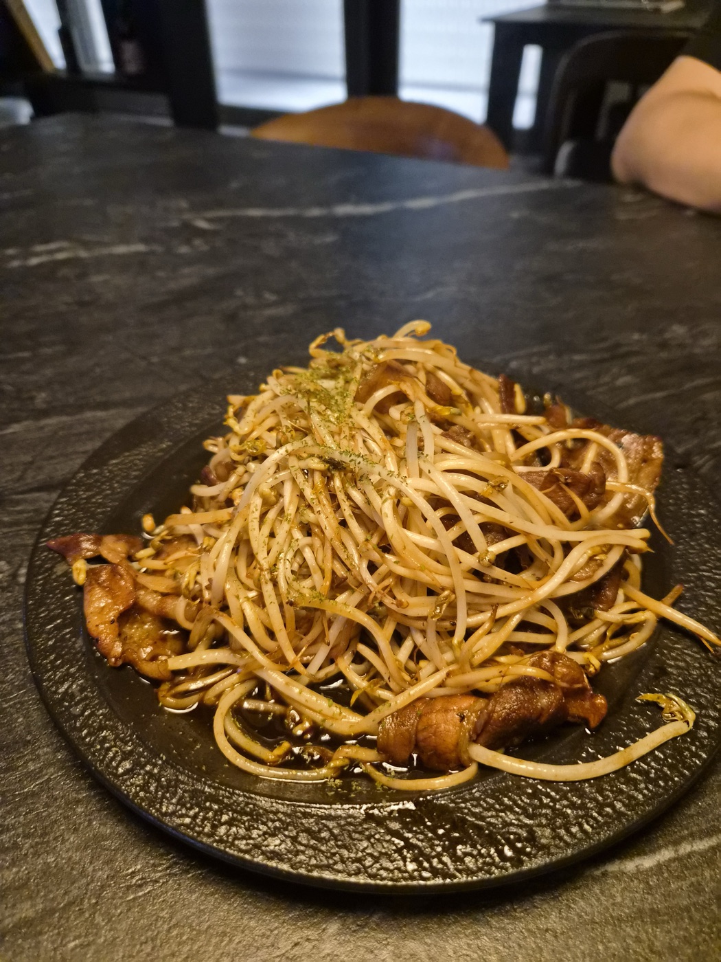 용인 소올밤 모야시이따메 - 숙주와 삼겹살 볶음에 아오노리를 뿌린 요리