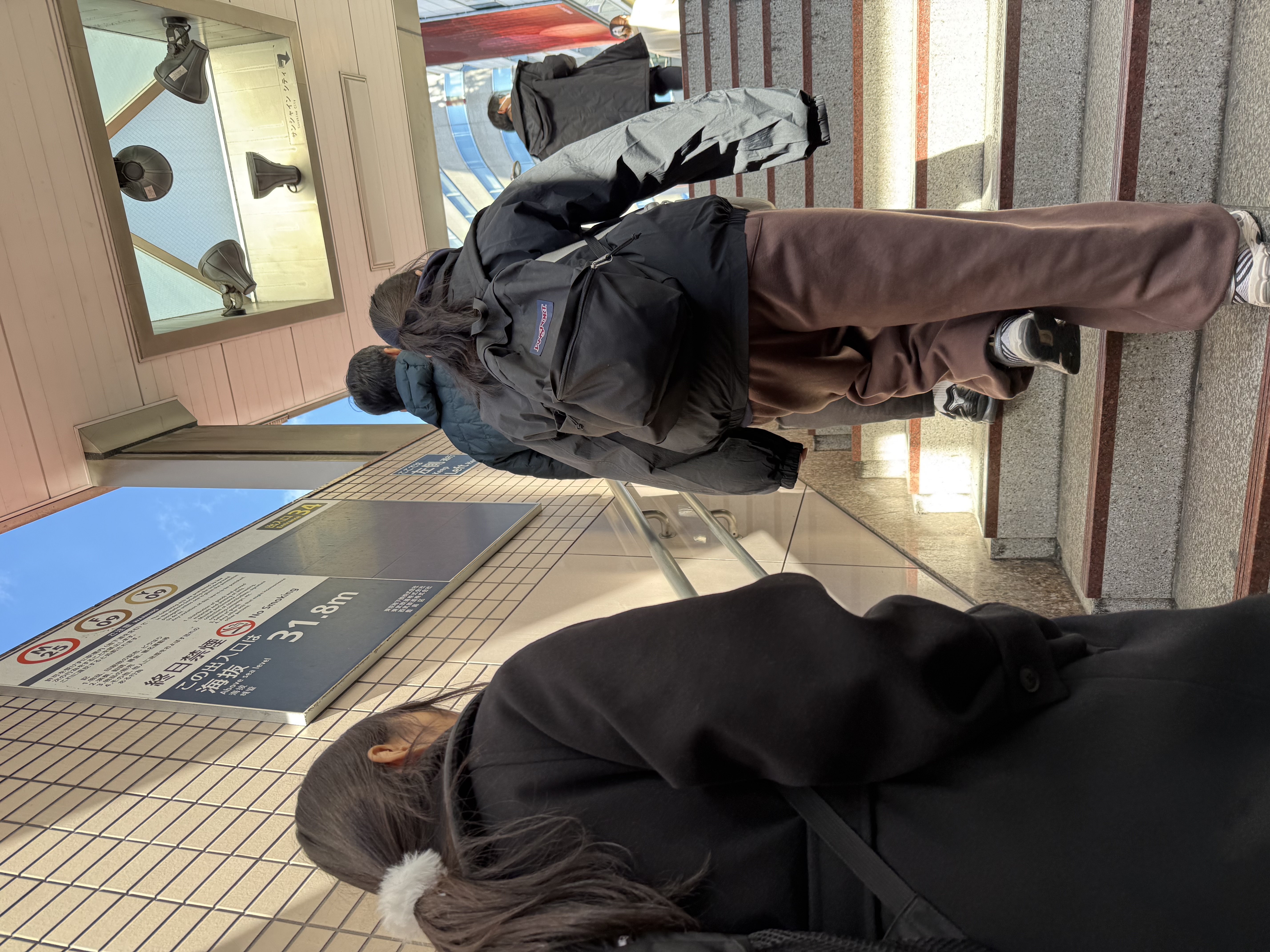 이케부쿠로역 출구에서 굿즈 거리로 들어서는 현장