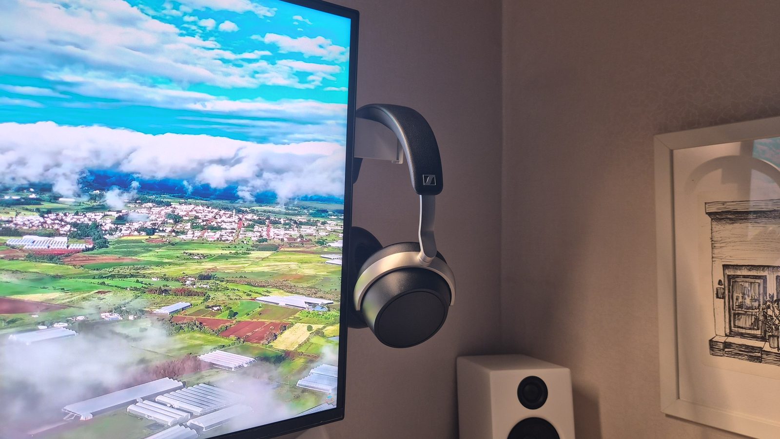 TCL 27R83U 사이드 팝업 헤드폰 거치대